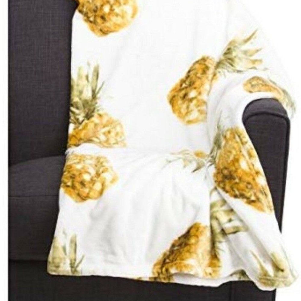 NEW Tropical Tossed Pineapple Throw Blanket Velvety Soft Micro Fleece Summer